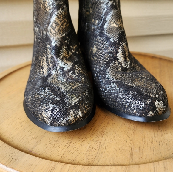 Vionic Kamryn snake print booties size 8.5 - Picture 6 of 13
